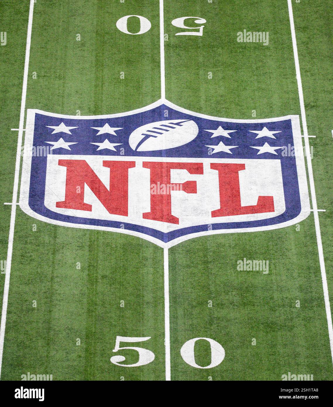 New Orleans, Louisiana, Stati Uniti. 9 febbraio 2025. Vista generica del logo NFL sulla linea delle 50 yard al Super Bowl LIX. Credito: Kindell Buchanan/Alamy Live News Foto Stock