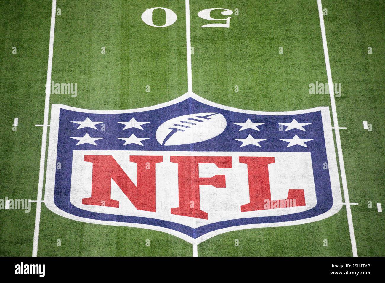 New Orleans, Louisiana, Stati Uniti. 9 febbraio 2025. Vista generica del logo NFL sulla linea delle 50 yard al Super Bowl LIX. Credito: Kindell Buchanan/Alamy Live News Foto Stock