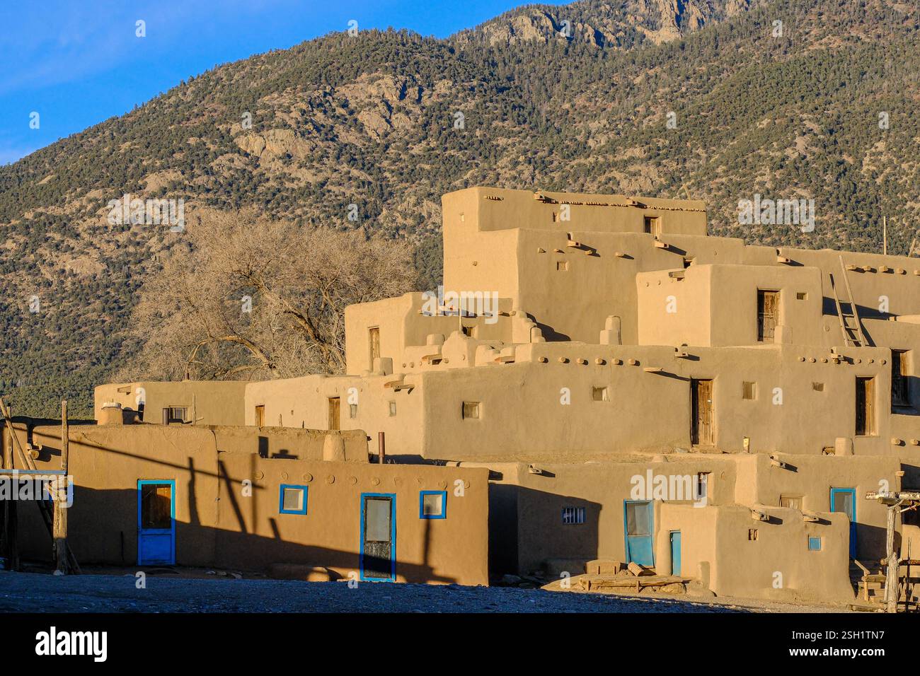 Adobe Village in un ambiente montano Foto Stock