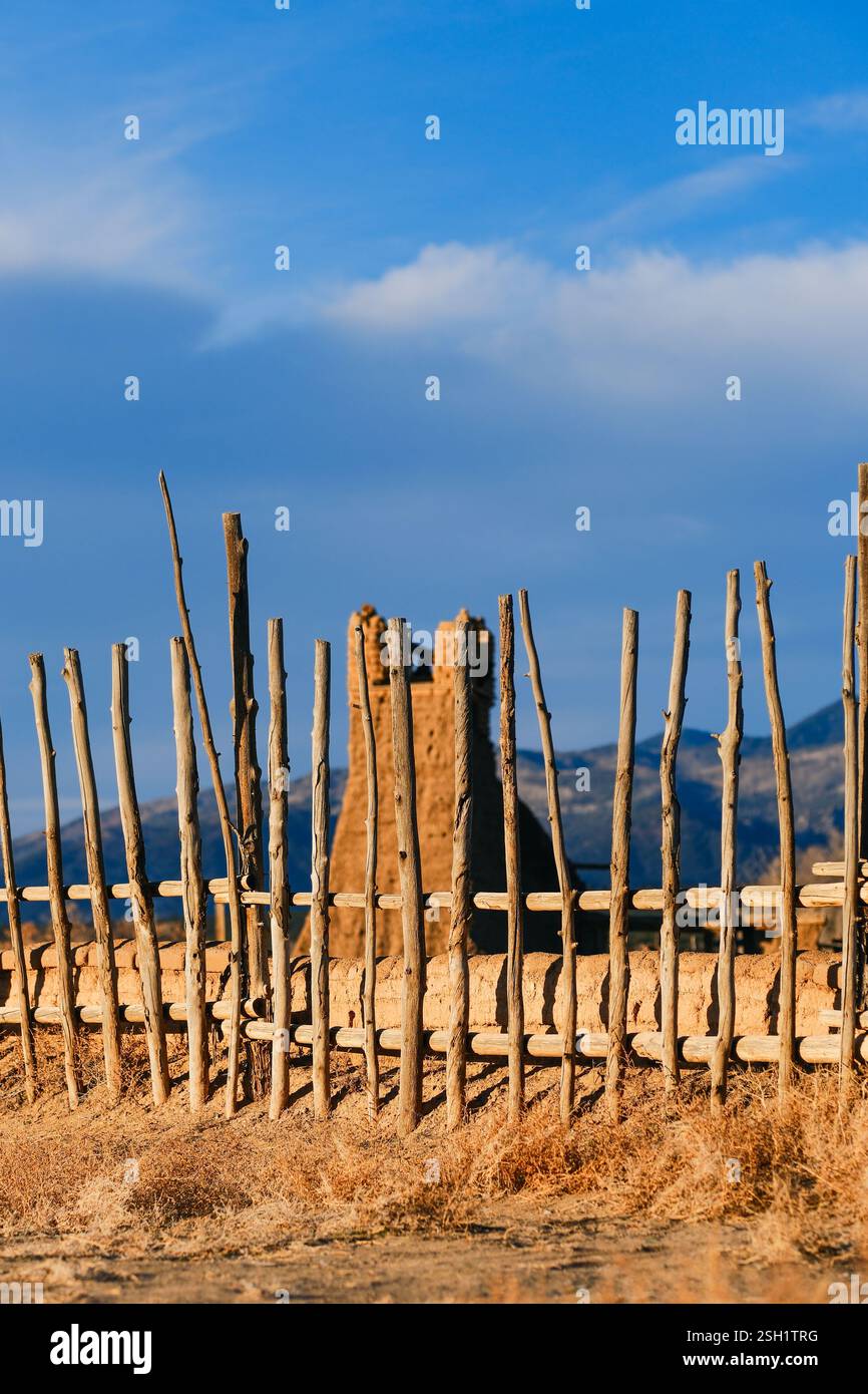 Antiche rovine di Adobe con vista sulle montagne Foto Stock