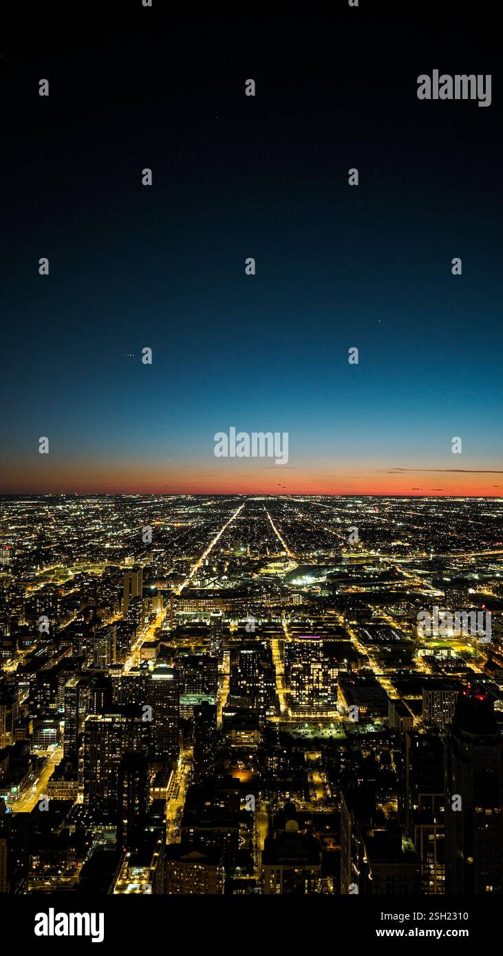 Le luci notturne di Chicago illuminano il paesaggio urbano Foto Stock