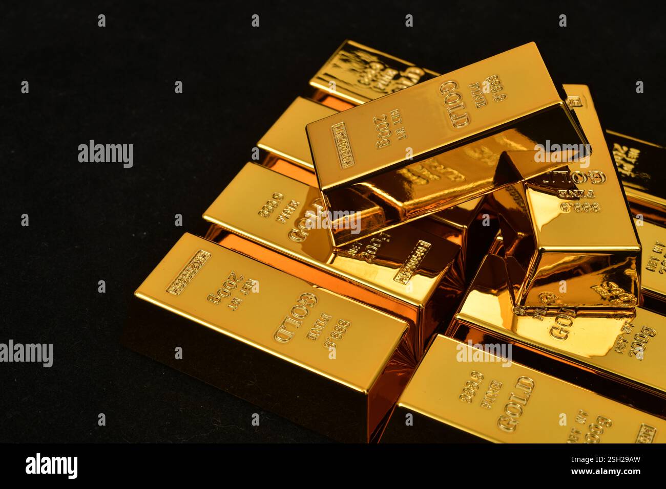 Primo piano: Barre dorate su sfondo nero Foto Stock