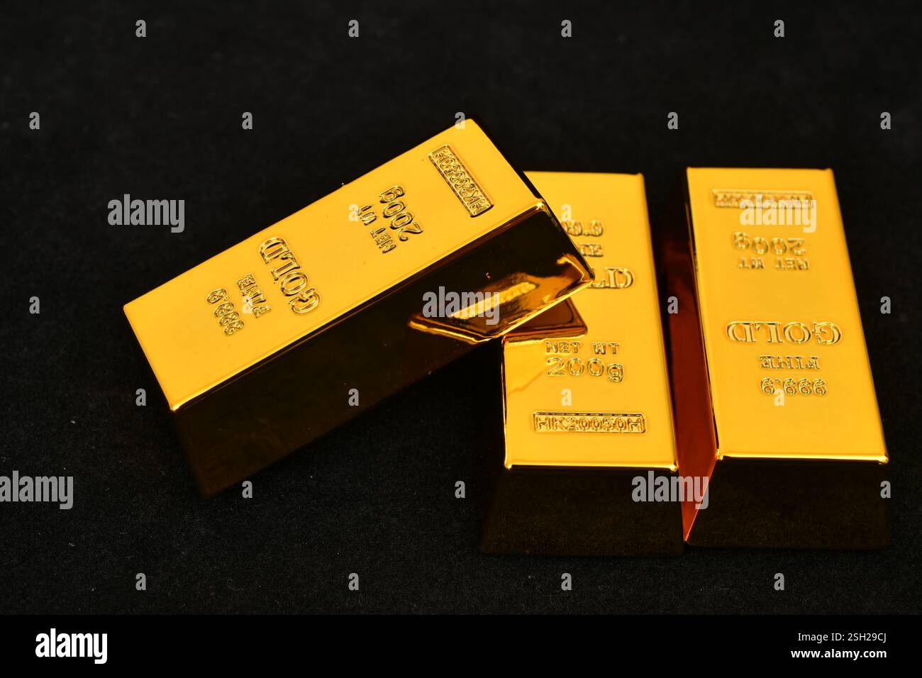 Primo piano foto barre dorate su sfondo nero, spazio di copia Foto Stock