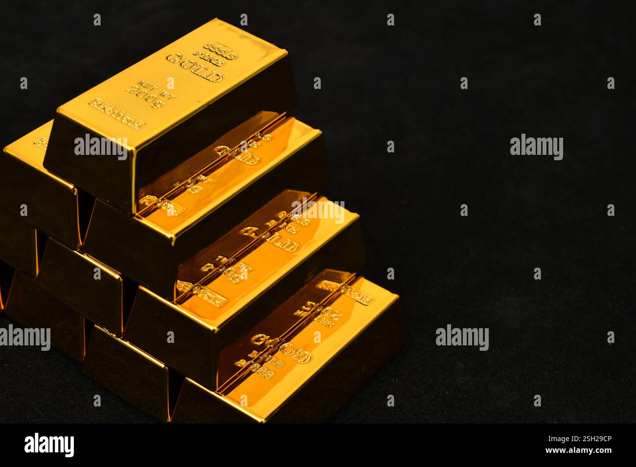 Primo piano foto barre dorate su sfondo nero, spazio di copia Foto Stock