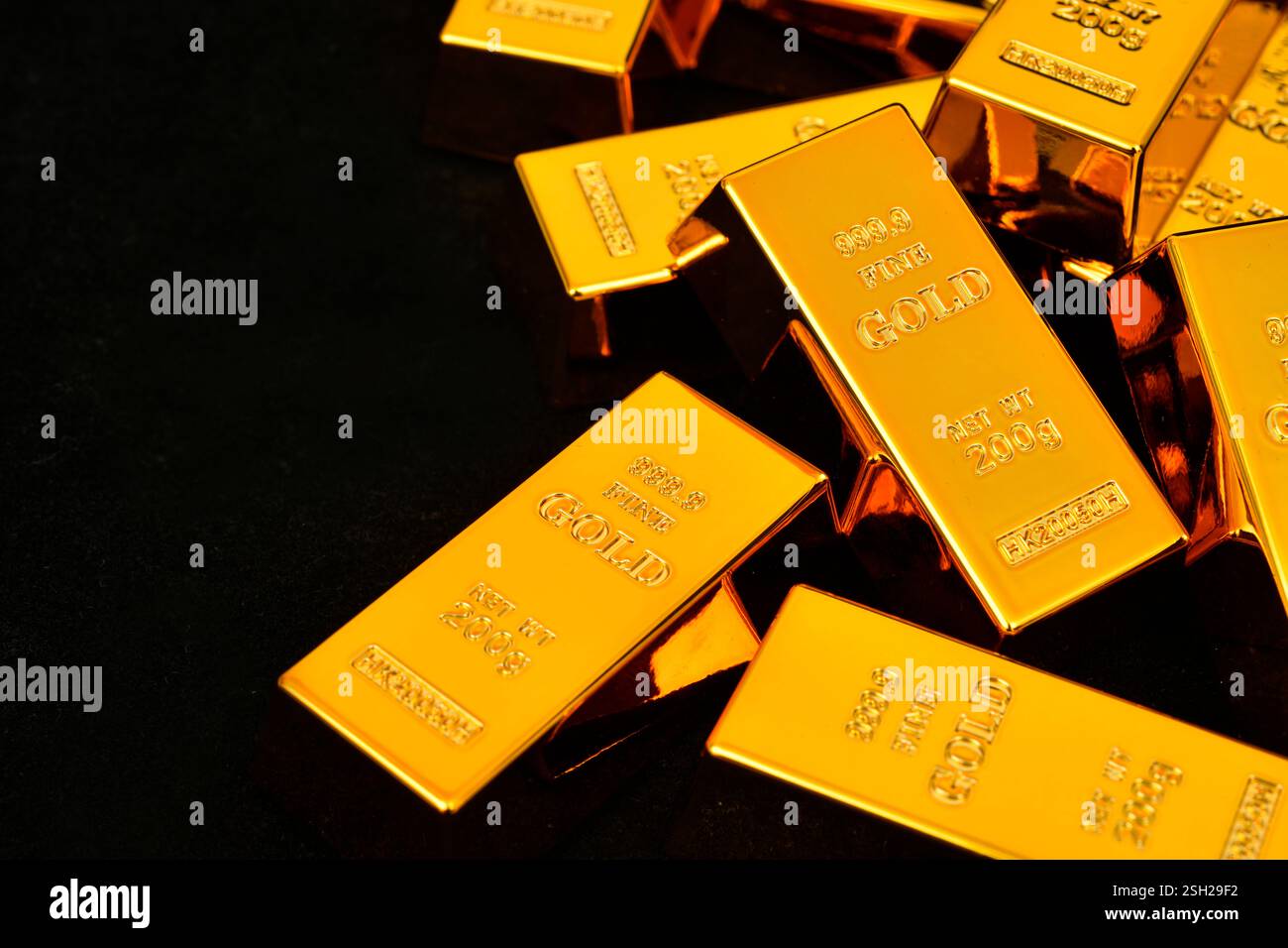 Primo piano foto barre dorate su sfondo nero, spazio di copia Foto Stock