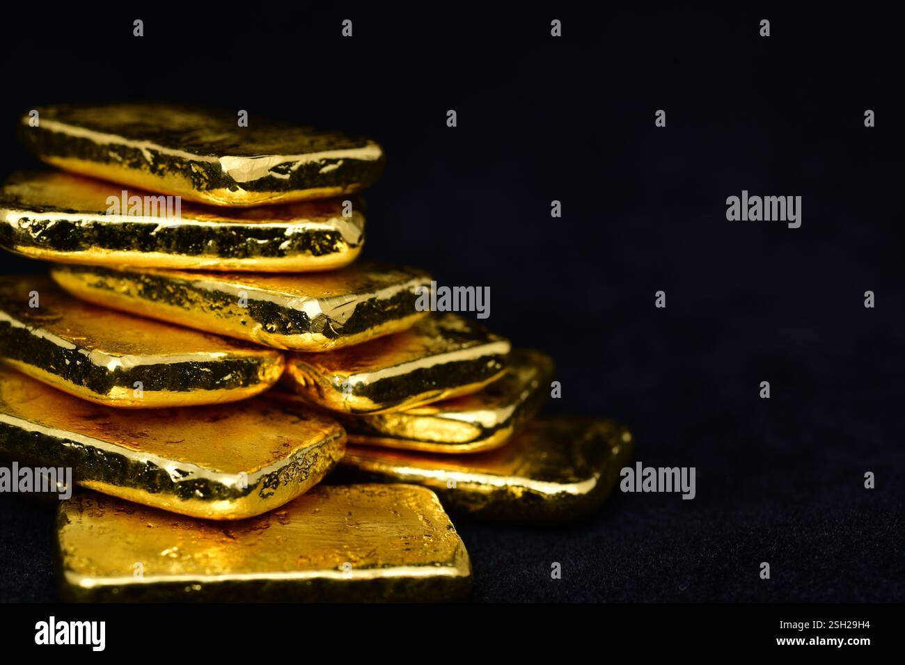 Primo piano foto barre dorate su sfondo nero, spazio di copia Foto Stock