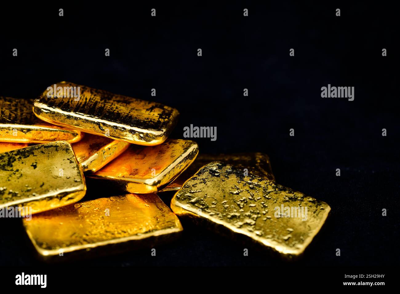 Primo piano foto barre dorate su sfondo nero, spazio di copia Foto Stock