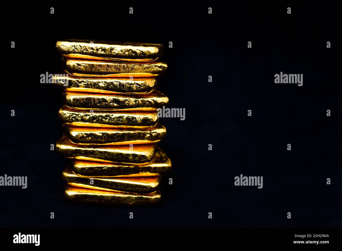 Primo piano foto barre dorate su sfondo nero, spazio di copia Foto Stock