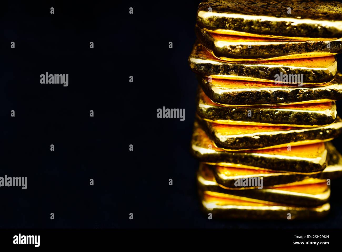 Primo piano foto barre dorate su sfondo nero, spazio di copia Foto Stock