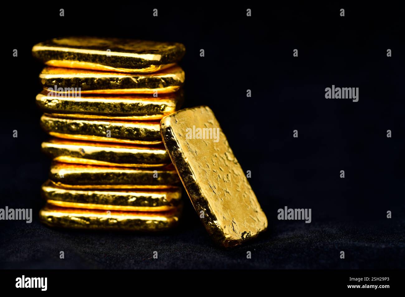 Primo piano foto barre dorate su sfondo nero, spazio di copia Foto Stock