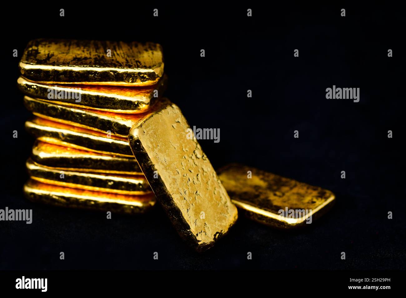 Primo piano foto barre dorate su sfondo nero, spazio di copia Foto Stock