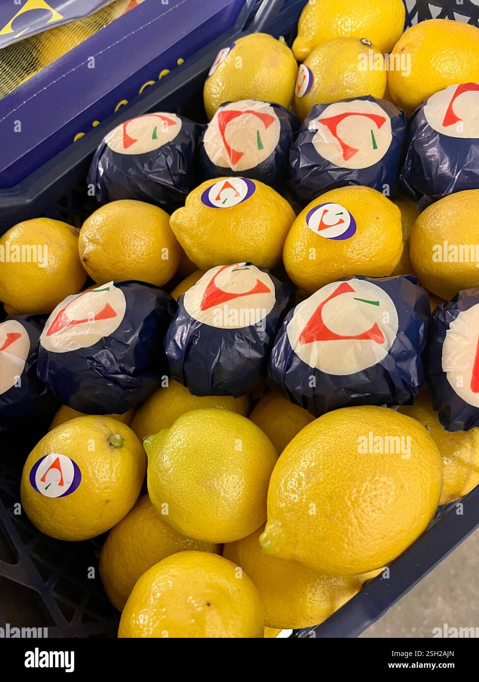 limoni, frutta, agrumi, cassa di plastica, magazzino, stoccaggio, agricoltura, approvvigionamento alimentare, logistica, stoccaggio di ortaggi, distribuzione, catena di approvvigionamento - Immagine stock catturata con smartphone