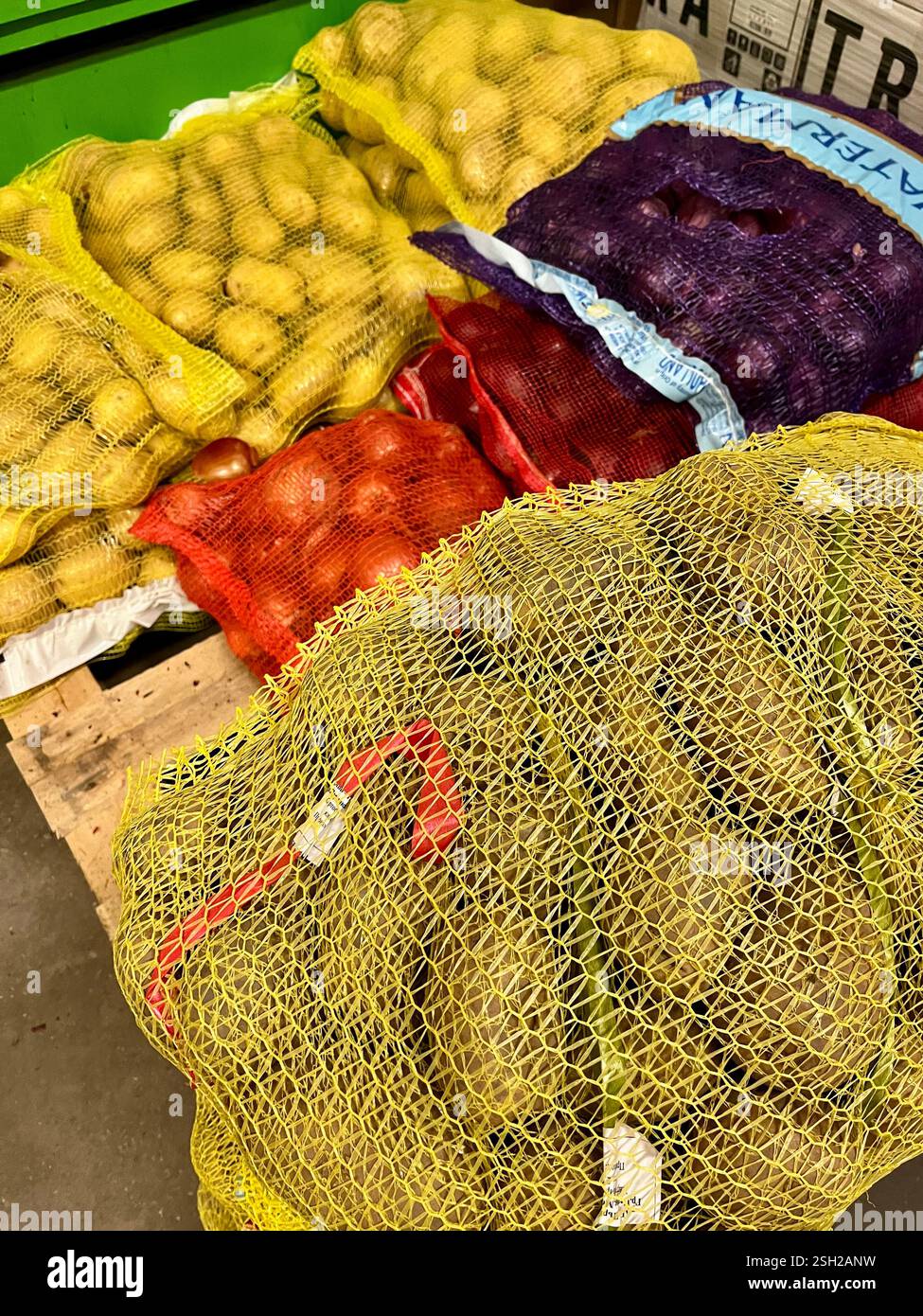 patate, cipolle, cipolle rosse, reti, verdure, magazzino, stoccaggio, fornitura, produzione, logistica, stoccaggio, distribuzione, catena di approvvigionamento - Immagine stock catturata con smartphone