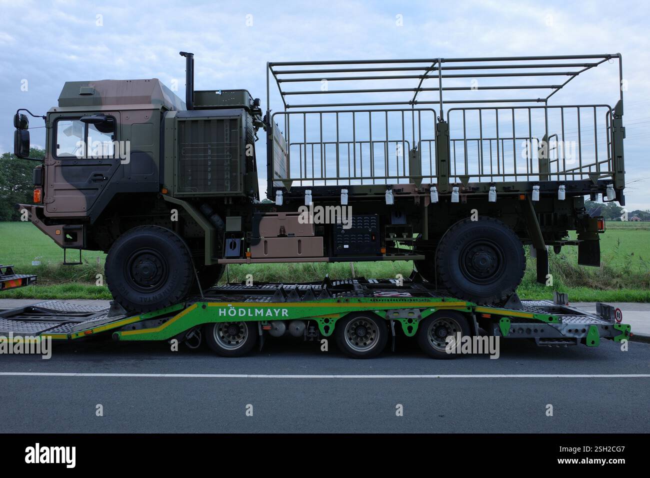 Hoogdorp, Paesi Bassi - 15 agosto 2023 viene trasportato Un camion militare da Rheinmetall MAN Military Vehicles Foto Stock