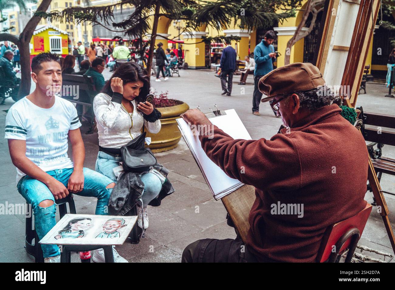 Street Artist Painting a Couple’s caricature – Centro de Lima Foto Stock