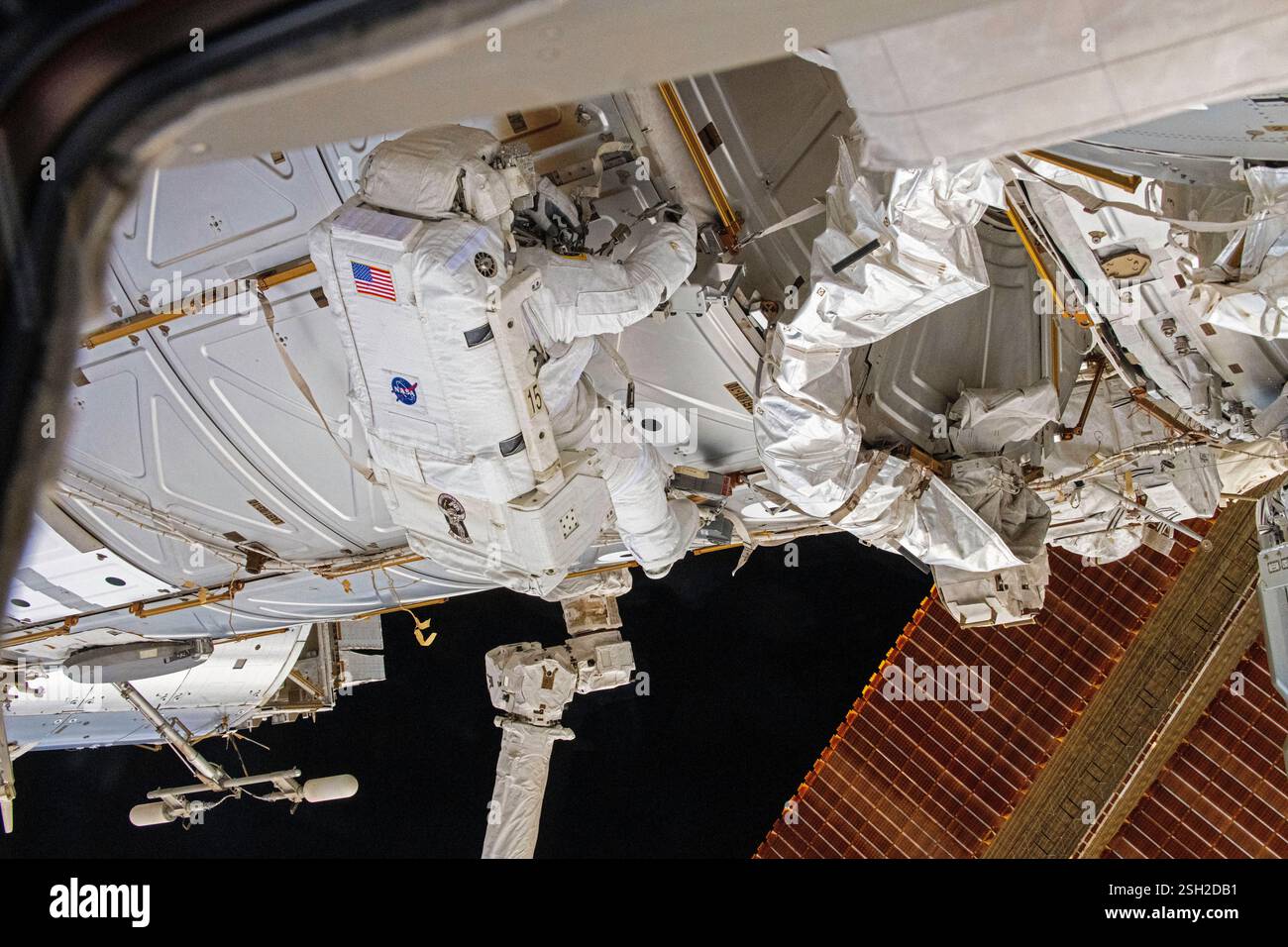 ISS - 30 gennaio 2025 - l'astronauta della NASA e l'ingegnere di volo della Expedition 72 Butch Wilmore lavora fuori dalla stazione spaziale Internazionale durante un quintetto Foto Stock