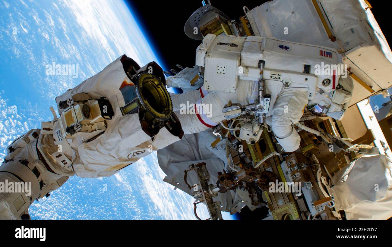 ISS - 30 gennaio 2025 - l'astronauta della NASA e il comandante della spedizione 72 Suni Williams è attaccato al braccio robotico Canadarm2 che si aggancia all'effettore finale del braccio robotico Foto Stock