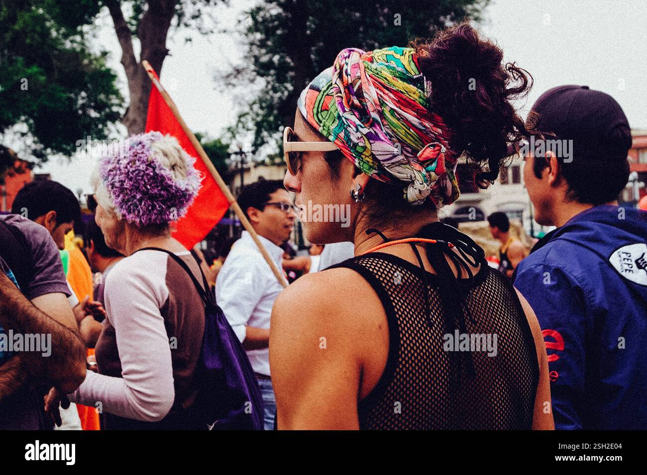 Donna in una folla di protesta – Barranco, Lima Foto Stock