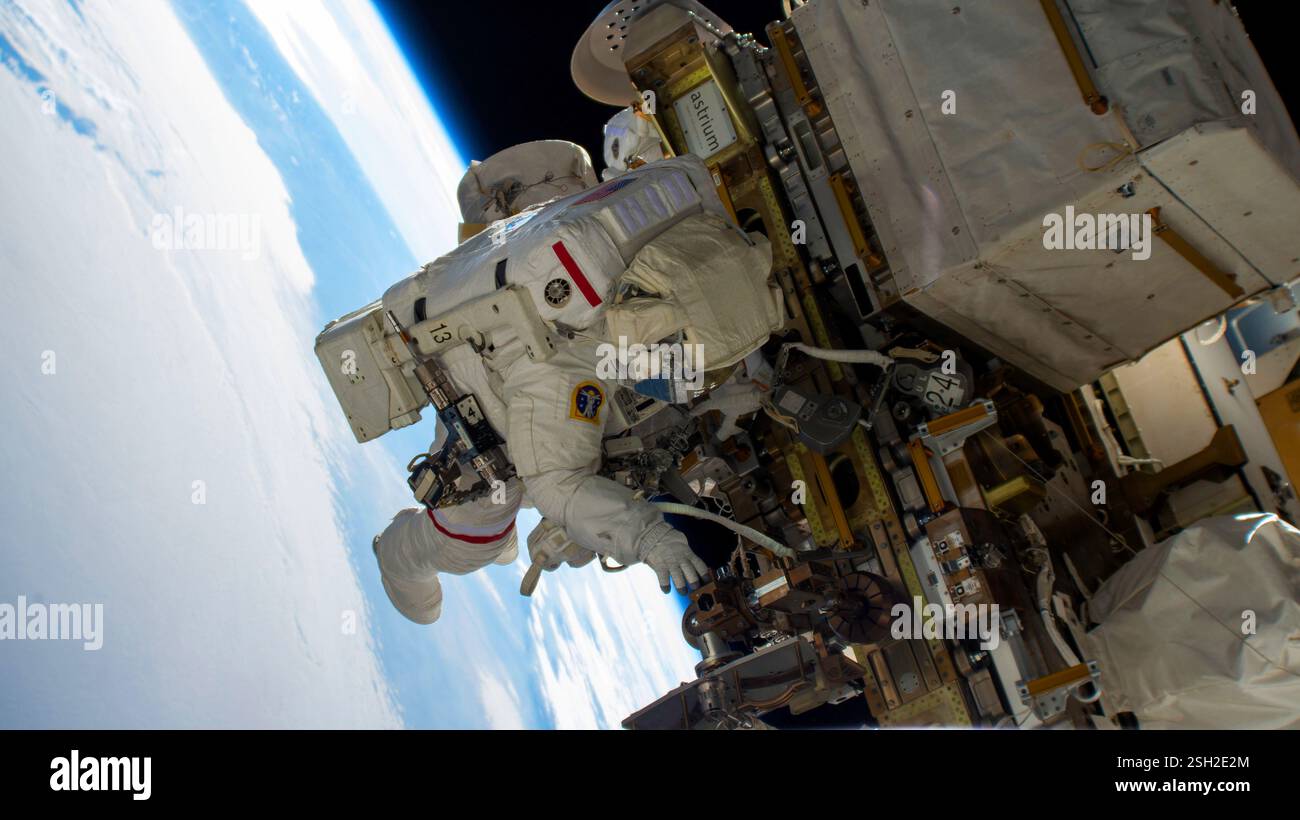 ISS - 30 gennaio 2025 - l'astronauta della NASA e l'ingegnere di volo della Expedition 72 Butch Wilmore lavora fuori dalla stazione spaziale Internazionale durante un quintetto Foto Stock