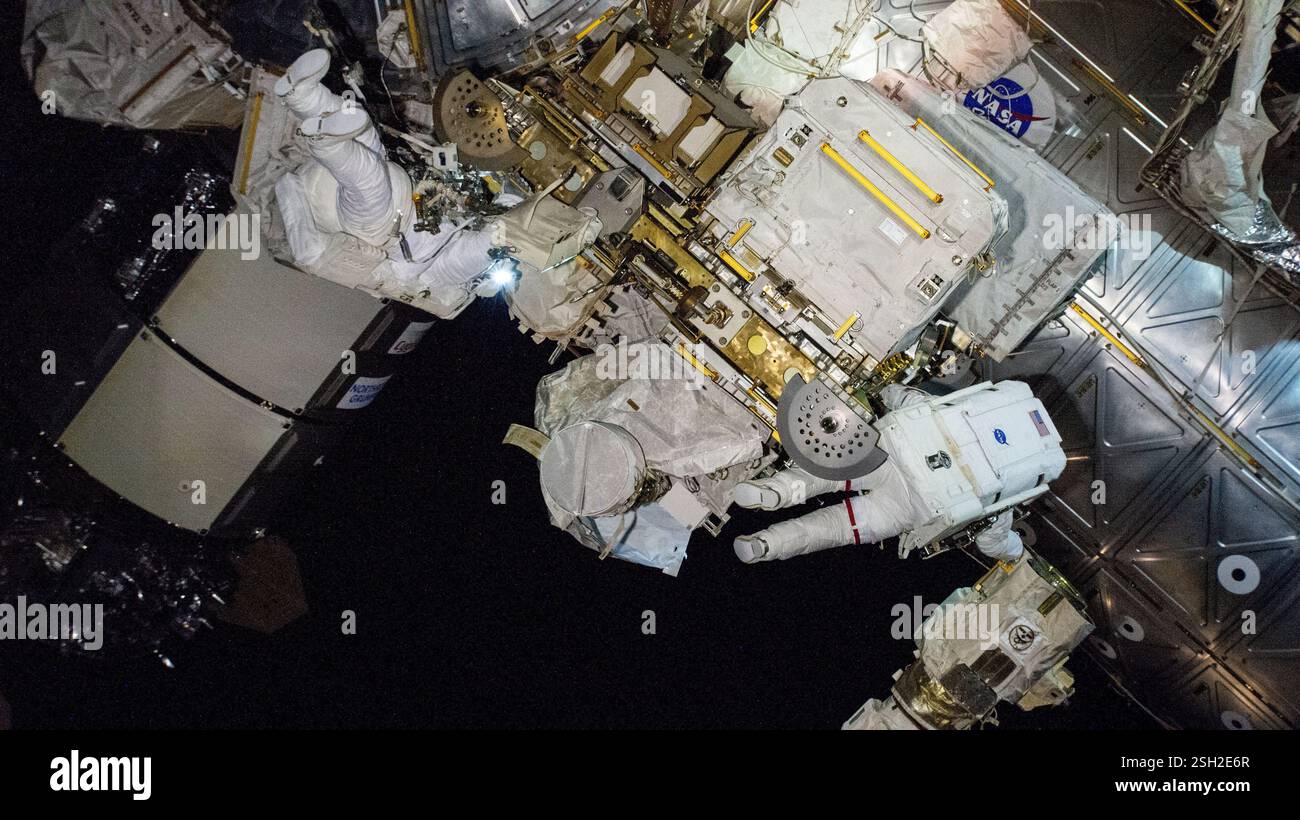 ISS - 30 gennaio 2025 - l'astronauta della NASA e l'ingegnere di volo della Expedition 72 Butch Wilmore e Suni Williams lavorano fuori dalla stazione spaziale Internazionale Foto Stock