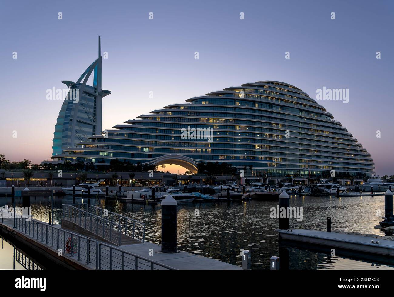Il Burj al Arab di Dubai è stato girato dalla Marsa al Arab Walk, accanto alla Marsa al Arab Marina. In primo piano si trova l'hotel Jumeirah Marsa al Arab. Foto Stock