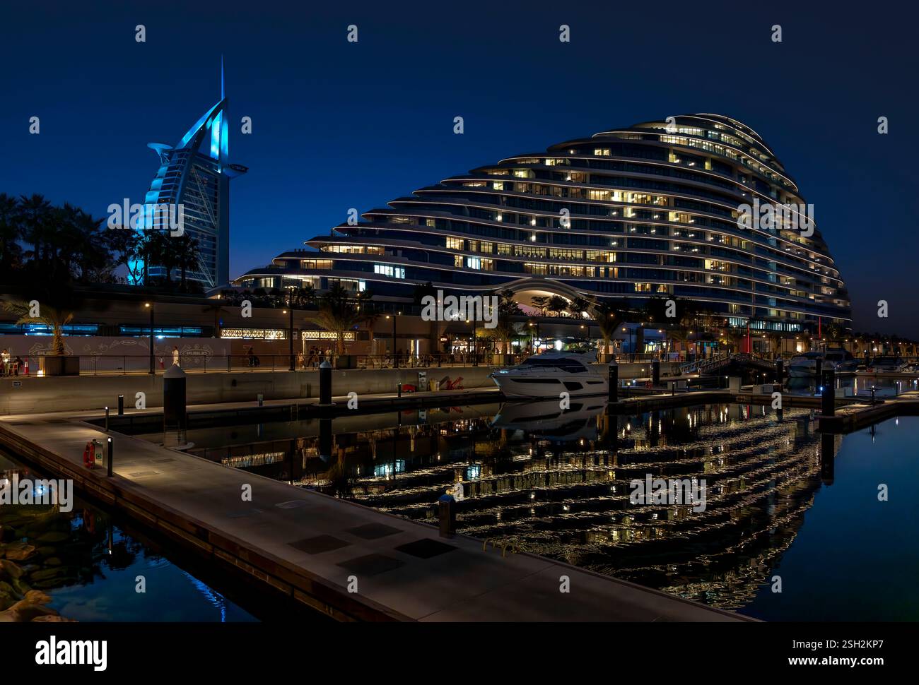 Il Burj al Arab di Dubai è stato girato dalla Marsa al Arab Walk, accanto alla Marsa al Arab Marina. In primo piano si trova l'hotel Jumeirah Marsa al Arab. Foto Stock