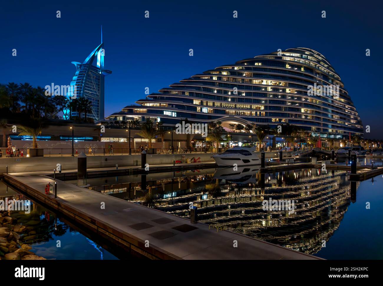 Il Burj al Arab di Dubai è stato girato dalla Marsa al Arab Walk, accanto alla Marsa al Arab Marina. In primo piano si trova l'hotel Jumeirah Marsa al Arab. Foto Stock