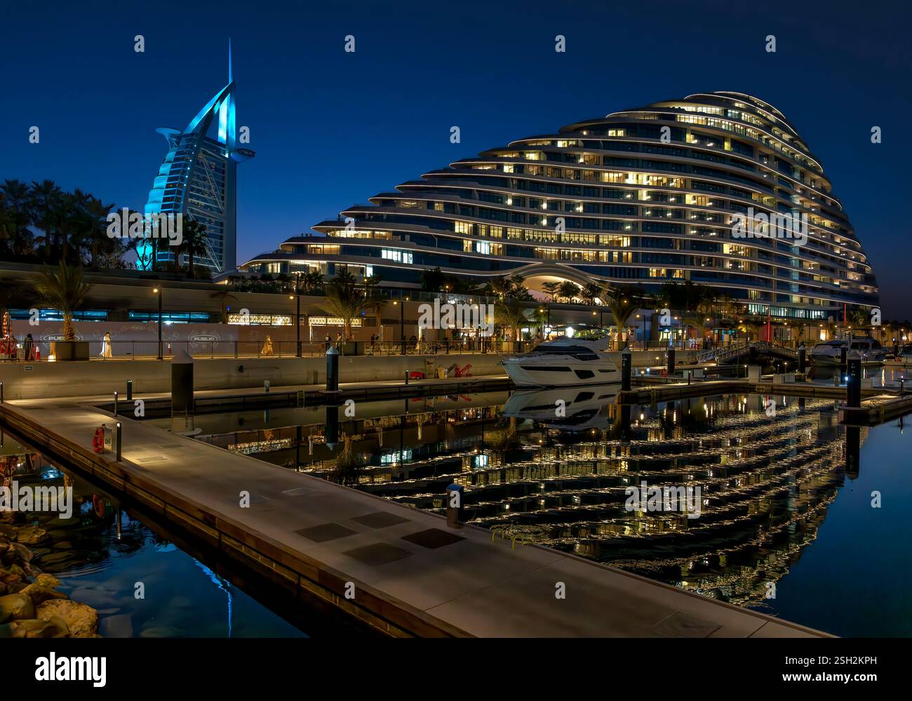 Il Burj al Arab di Dubai è stato girato dalla Marsa al Arab Walk, accanto alla Marsa al Arab Marina. In primo piano si trova l'hotel Jumeirah Marsa al Arab. Foto Stock