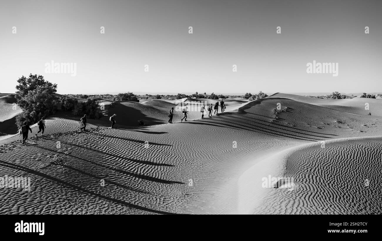 Paesaggio desertico del Sahara, incredibile esperienza in Marocco, ombre di persone. Foto Stock