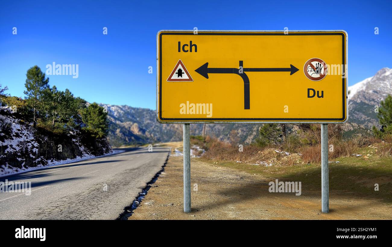 Un'immagine con un cartello che punta in due direzioni diverse in tedesco. Una direzione mi indica, l'altra ti indica. Foto Stock