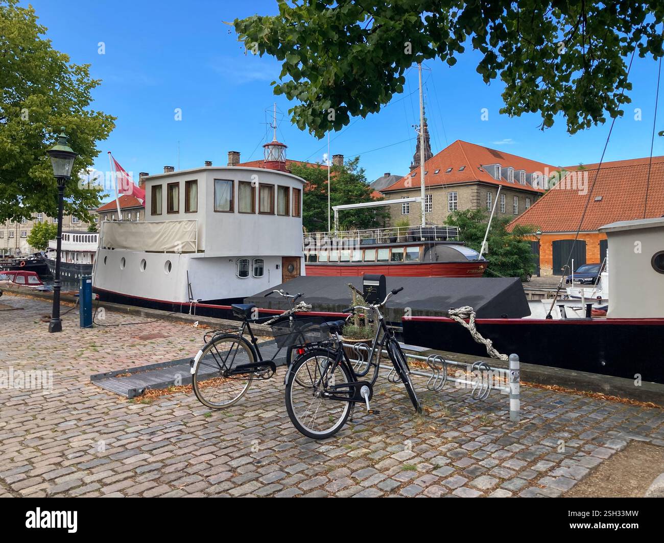 Casa galleggiante che è stata presentata nella serie televisiva "l'Orso", in "Honeydew", un episodio in cui il personaggio Marcus è rimasto a Copenaghen, Danimarca - Immagine stock catturata con smartphone