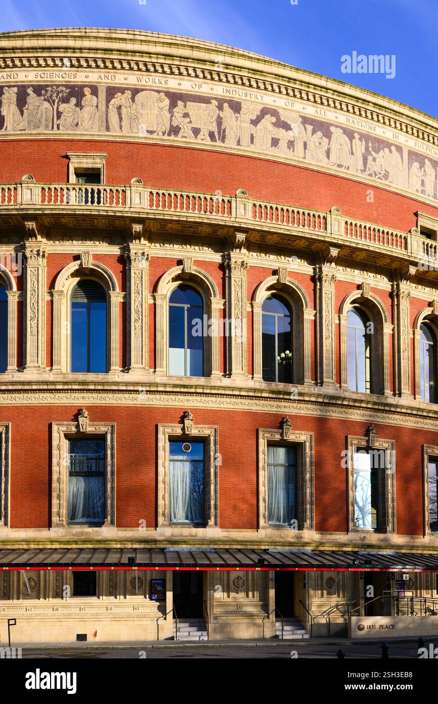 Londra, Regno Unito - 18 settembre 2024; dettaglio della facciata della Royal Albert Hall un edificio classificato di grado 1 a Londra Foto Stock