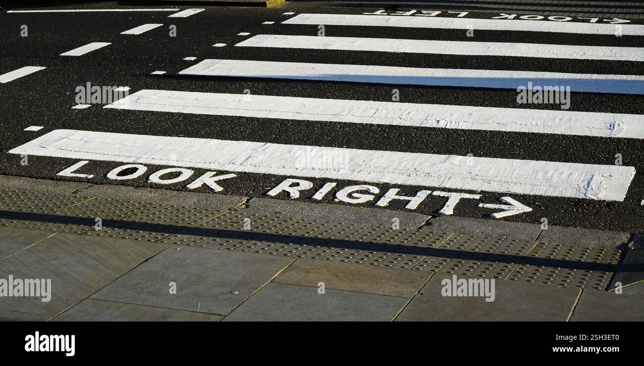 Cartello stradale britannico dipinto con le informazioni per guardare a destra all'attraversamento pedonale Foto Stock