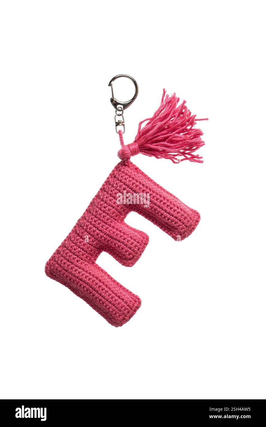 Portachiavi all'uncinetto rosa a forma di lettera "e" con chiusura in metallo e nappina, isolata su sfondo bianco, perfetta per la personalizzazione, Foto Stock