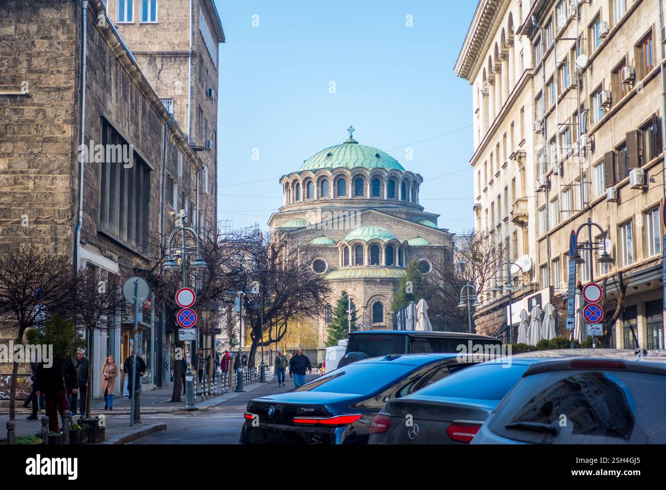 Vista sulla strada della cattedrale di Santa Nedelya a Sofia, Bulgaria Foto Stock