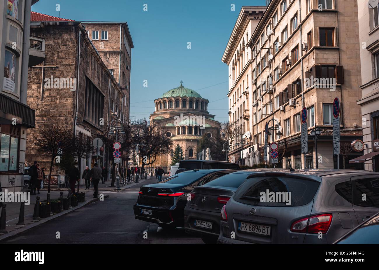 Vista sulla strada della cattedrale di Santa Nedelya a Sofia, Bulgaria Foto Stock
