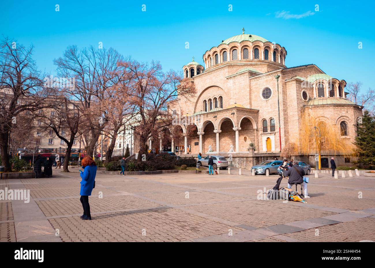 Vista sulla strada della cattedrale di Santa Nedelya a Sofia, Bulgaria Foto Stock