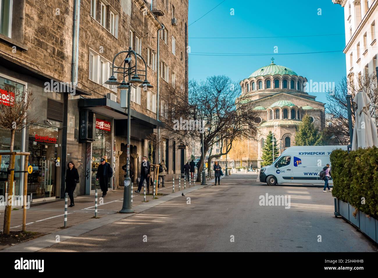 Vista sulla strada della cattedrale di Santa Nedelya a Sofia, Bulgaria Foto Stock