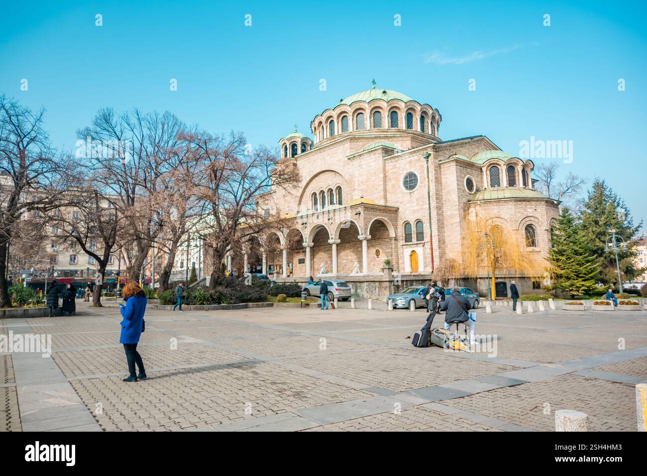 Vista sulla strada della cattedrale di Santa Nedelya a Sofia, Bulgaria Foto Stock