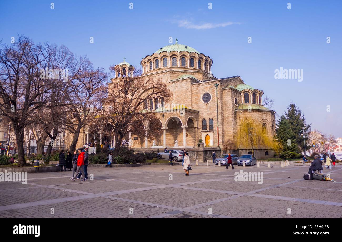 Vista sulla strada della cattedrale di Santa Nedelya a Sofia, Bulgaria Foto Stock
