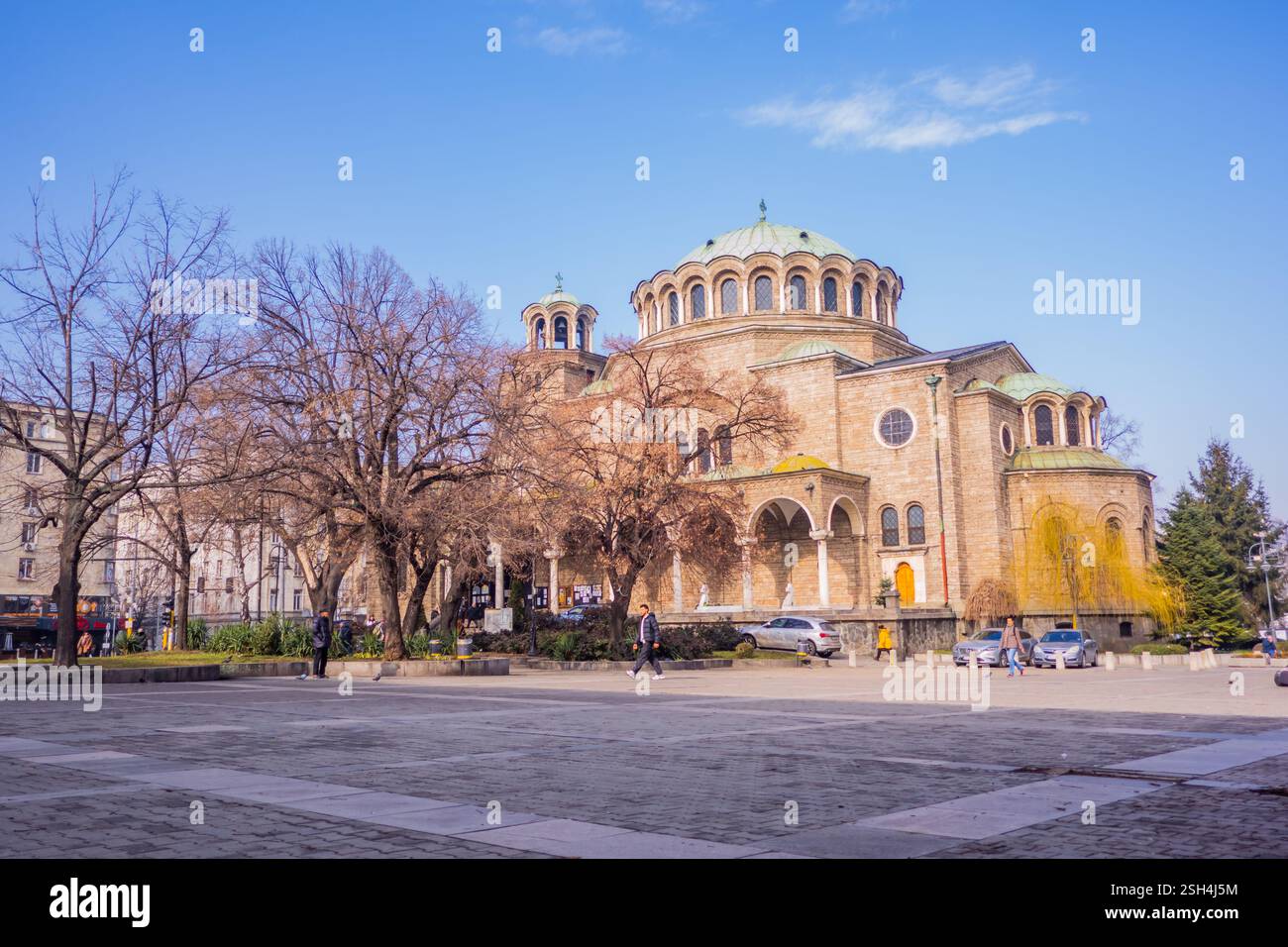 Vista sulla strada della cattedrale di Santa Nedelya a Sofia, Bulgaria Foto Stock