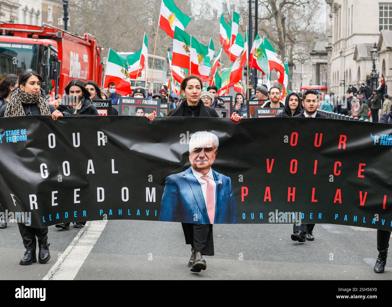 Londra, Regno Unito. 10 febbraio 2025. I manifestanti marciano e si radunano a Whitehall a Westminster contro l'attuale regime iraniano, gli attivisti includono quelli del movimento "donna, vita, libertà" e quelli che vedono Reza Pahlavi (principe ereditario dell'Iran, figlio dell'ex scià) come loro leader. Crediti: Imageplotter/Alamy Live News Foto Stock