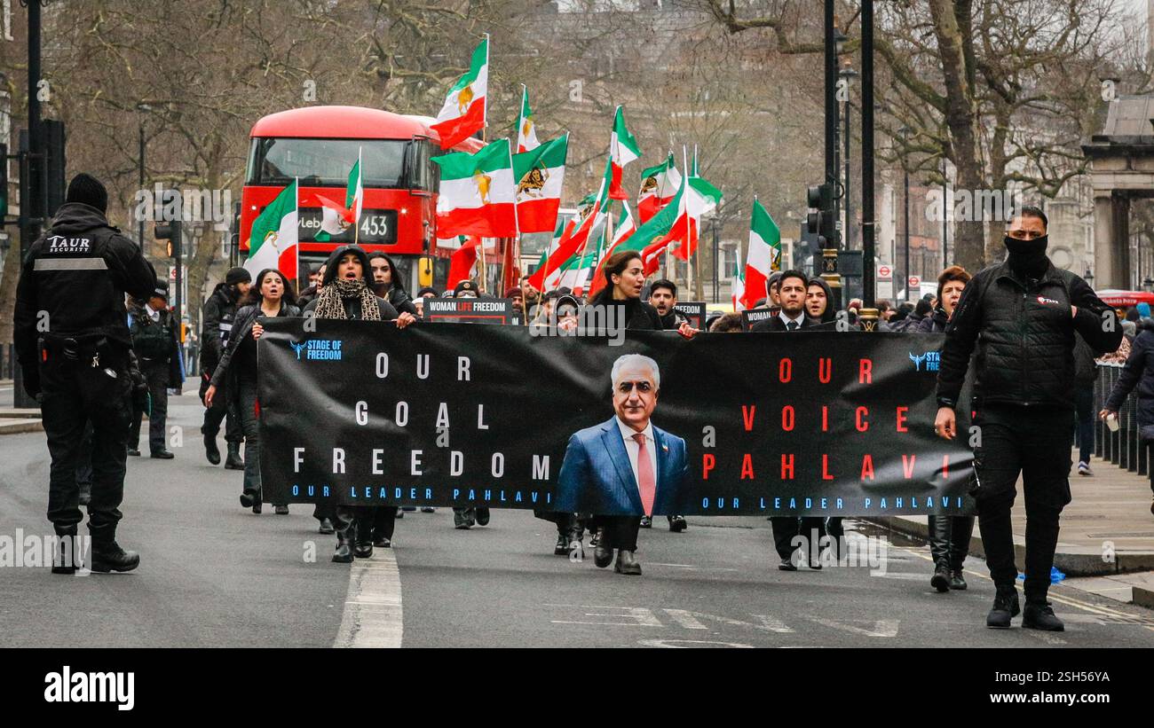 Londra, Regno Unito. 10 febbraio 2025. I manifestanti marciano e si radunano a Whitehall a Westminster contro l'attuale regime iraniano, gli attivisti includono quelli del movimento "donna, vita, libertà" e quelli che vedono Reza Pahlavi (principe ereditario dell'Iran, figlio dell'ex scià) come loro leader. Crediti: Imageplotter/Alamy Live News Foto Stock