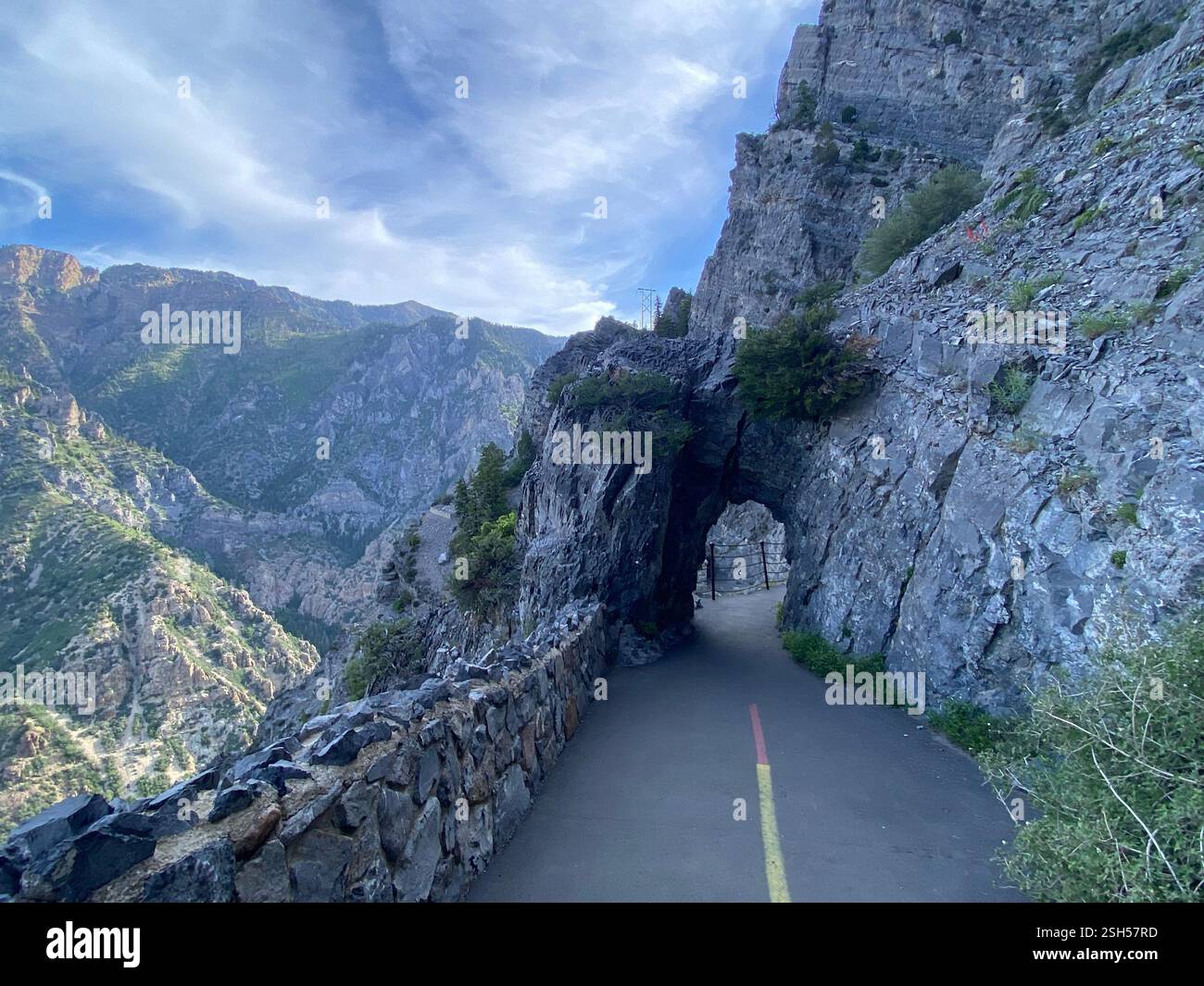 Sentiero arcuato attraverso il versante roccioso della montagna - Immagine stock catturata con smartphone