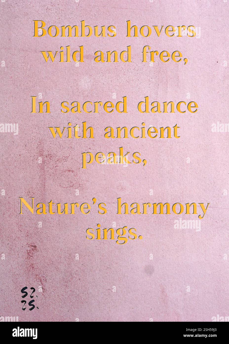 Bombus si libra selvaggio e libero, in danza sacra con antiche vette, l'armonia della natura canta. La Gilda degli scrittori d'argento di Lysander Montague. Arte di Zsuzsa Szikra. Poetry Art Print, Triplumes è una forma poetica unica ispirata al tradizionale haiku, composta da tre righe che catturano momenti di chiarezza, emozione e approfondimento. Nella nostra collezione abbracciamo la libertà del linguaggio, dove la fusione delle parole e la rimozione dei trattini è più di una scelta stilistica: È un modo per trasmettere unità e vicinanza tra le idee, creando un'espressione fluida e compatta che risuona con i ritmi del moderno Foto Stock