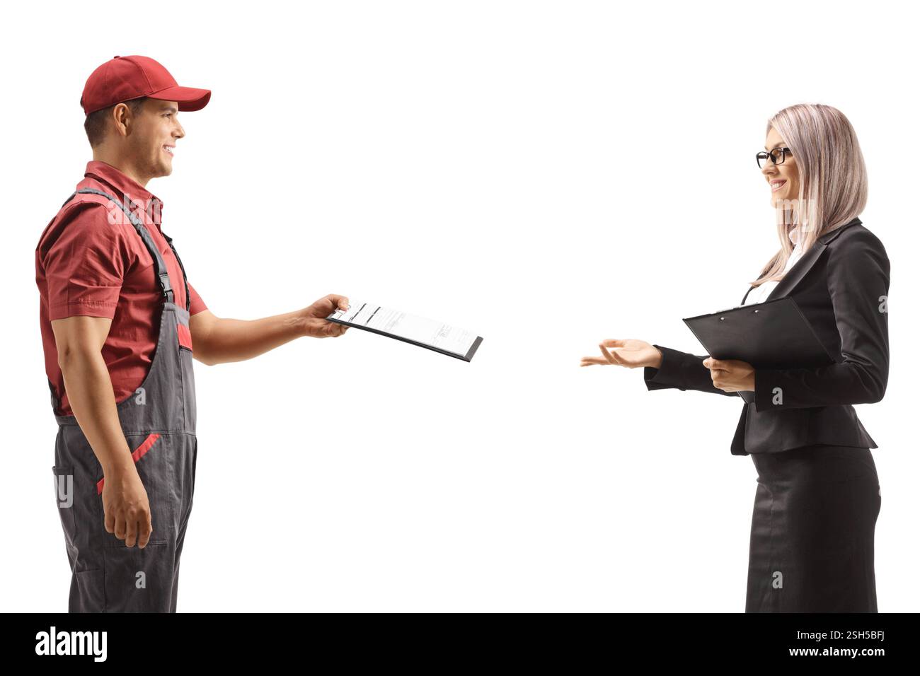 Corriere che consegna un documento ad una donna d'affari isolata su sfondo bianco Foto Stock