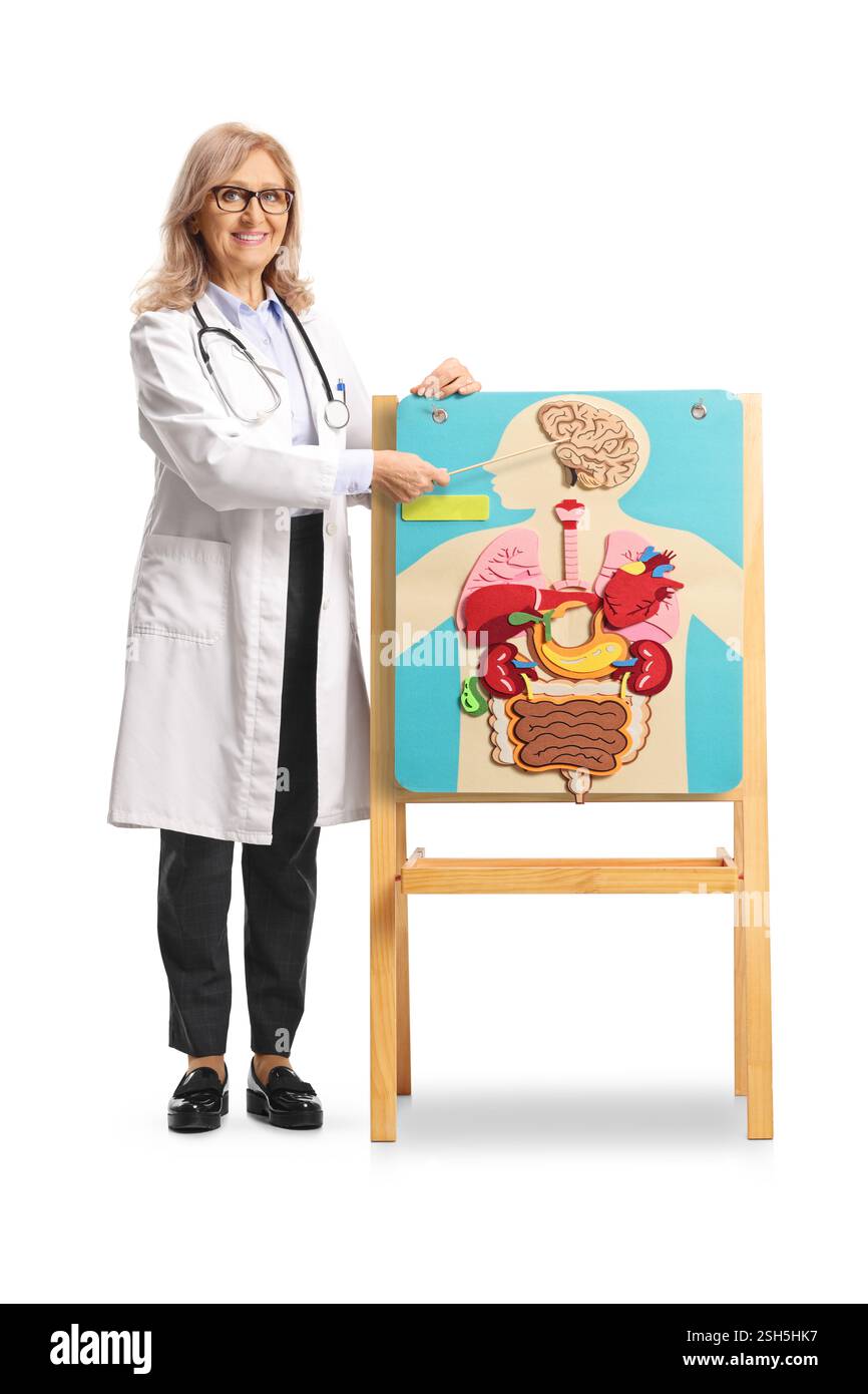 Medico donna che indica un cervello umano su un poster isolato su sfondo bianco Foto Stock