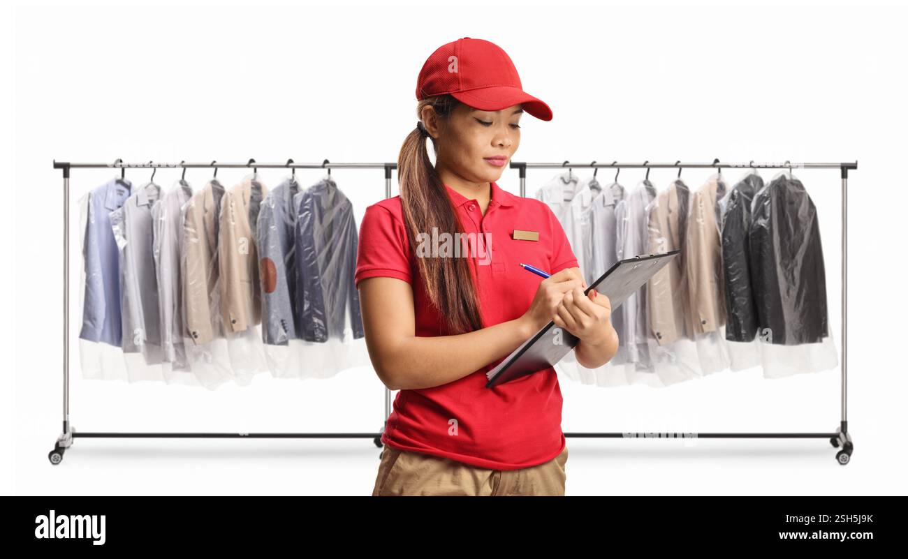 Lavoratrice asiatica di lavaggio a secco che tiene un appunti isolato su sfondo bianco Foto Stock