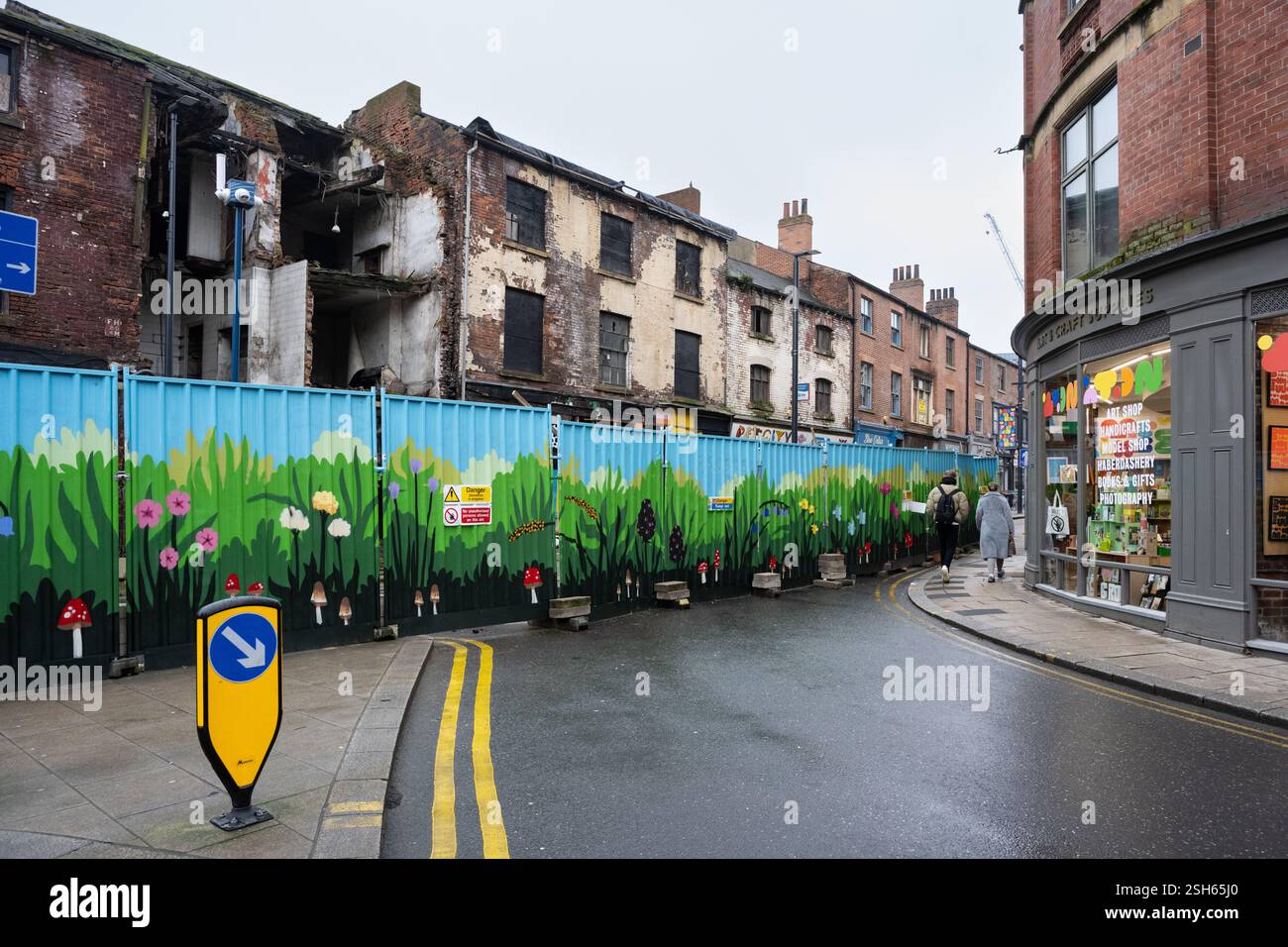 Crollarono e danneggiarono i vecchi edifici con conseguente chiusura della strada, Lower Kirkgate, Leeds, West Yorkshire Foto Stock