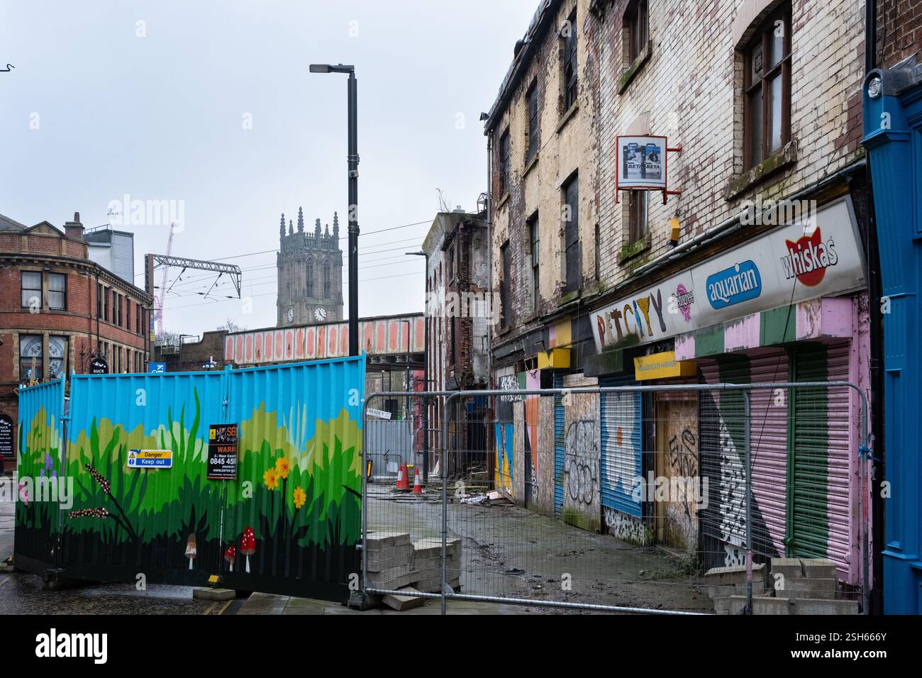 Crollarono e danneggiarono i vecchi edifici con conseguente chiusura della strada, Lower Kirkgate, Leeds, West Yorkshire Foto Stock